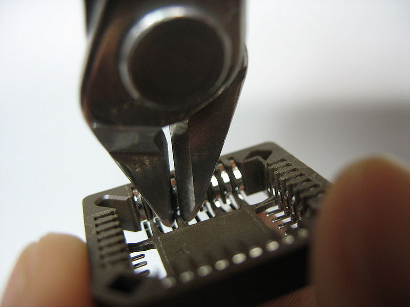 File:Cutting the plastic from the plcc socket.jpg